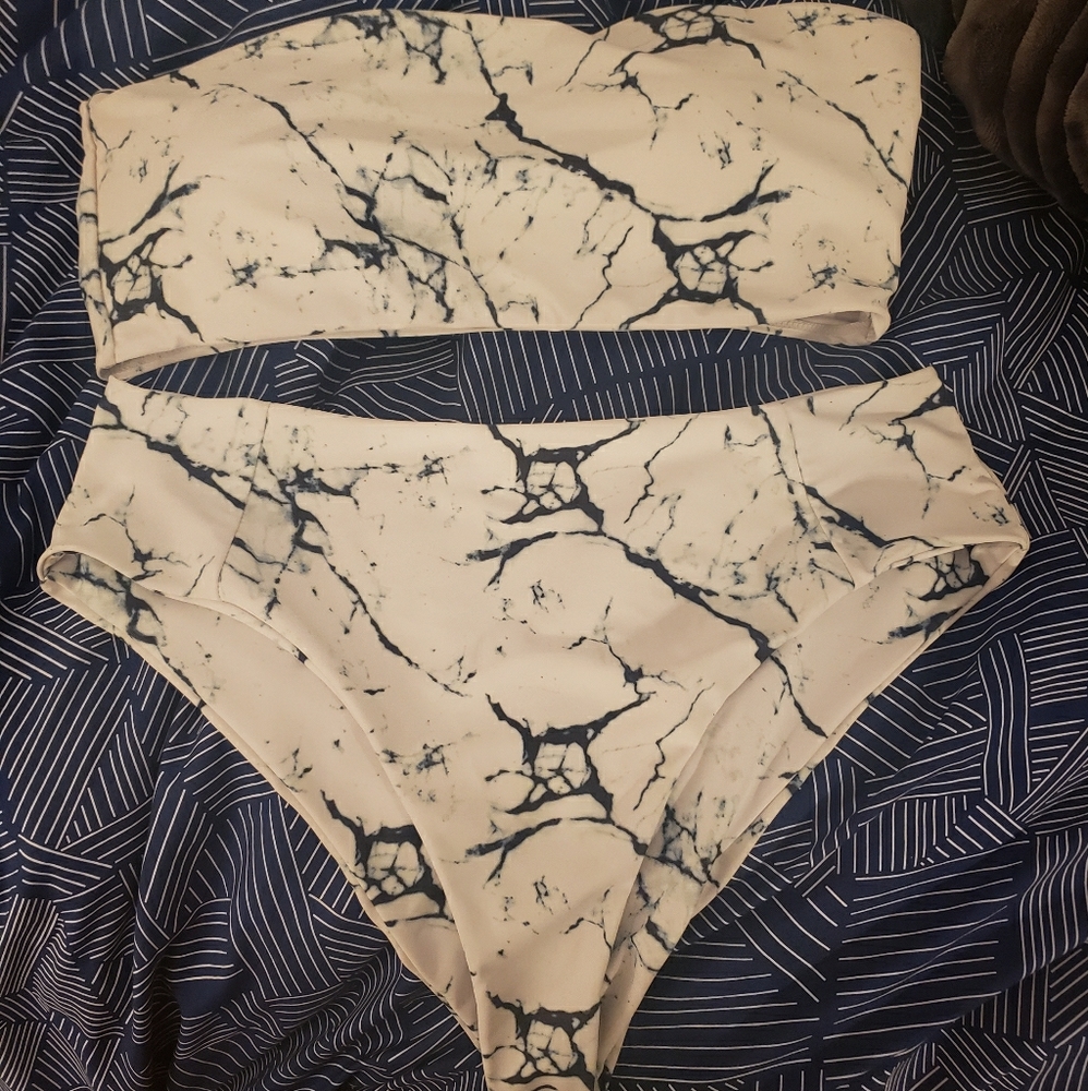 Strapless high-waisted marble bikini
